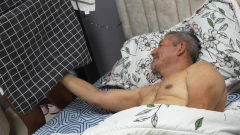 Karol seduz seu padrasto, ela quer sentir seu pau dentro de sua buceta