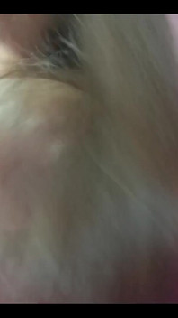 瓦莱里抚摸她的阴户，吮吸他的鸡巴，没有避孕套做爱。