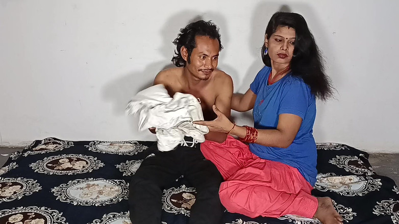 Desi Bhabhi Neha: Індійська мамка з ідеальною круглою дупою і цицьками робить мінет і катається на члені до кремпаю
