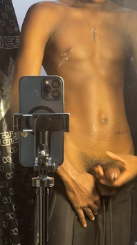 Štíhlá twink show s velkým čůrákem
