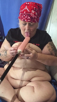 Este o mașină de futut țâțe și e muie