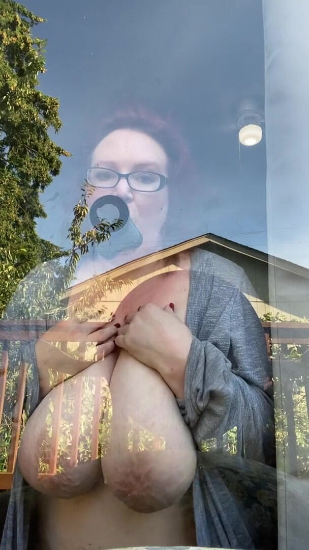 Rose Westt Studios: Bbw visar upp avsugningskunskaper med dildo på hennes skjutdörr