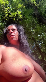 Nudo rischioso che cammina nella foresta