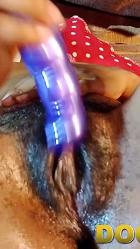Âm vật lớn của tôi làm cho tôi cảm thấy hứng tình để móc cua âm hộ của tôi