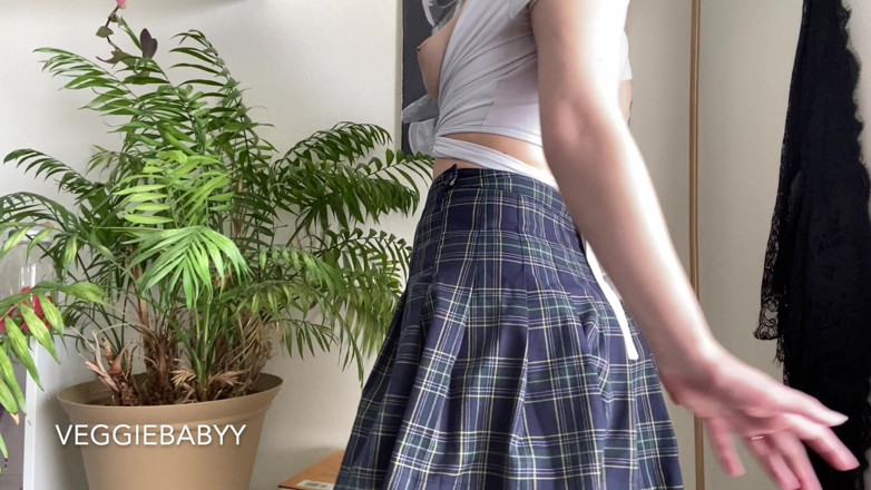 Veggiebabyy: La studentessa monella con il plug è punita in una doppia...