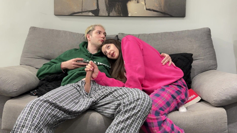 Sugary Kitty: Il fratellastro guarda porno e si sega accanto alla sorellastra!...