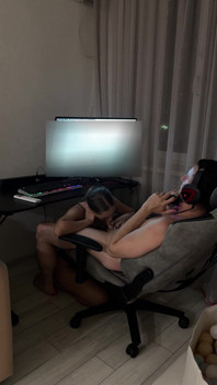 Cowok ini capek banget nungguin dia mainin dan masukin kontolnya habis-habisan