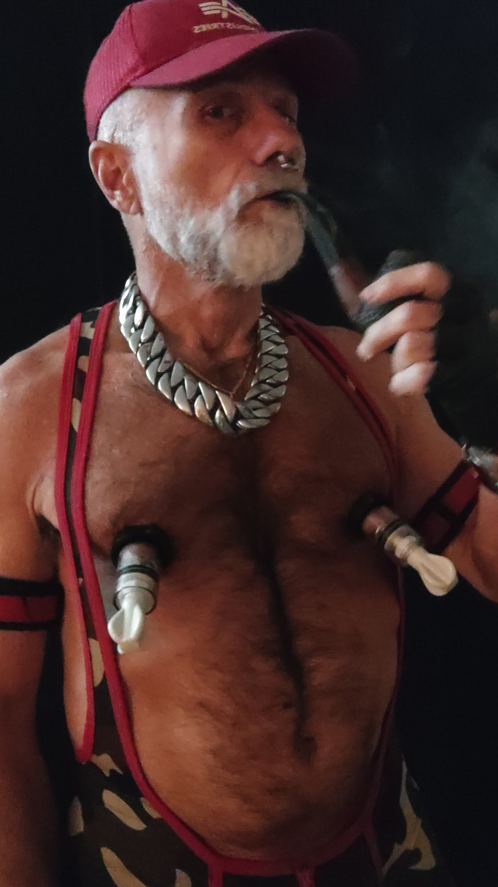 MusclesCigarsFFPig: Ayah tiri merokok pipa dan memompa puting