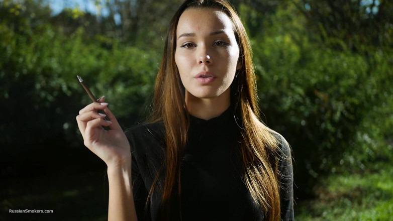 Russian Smokers: Tatlı şehvetli Rus kız dışarıda sigara içiyor