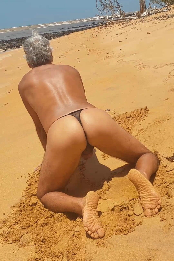 Ladysilvas: Ladysilva di pantai sangat panas dalam seluar dalam