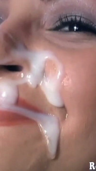 Cewek hot rambut pirang ini dicrot sperma hangat setelah dicrot di muka