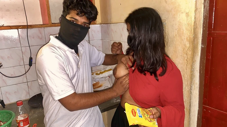 Pinkididi: Emocionada cuñada india por cuñado en la cocina