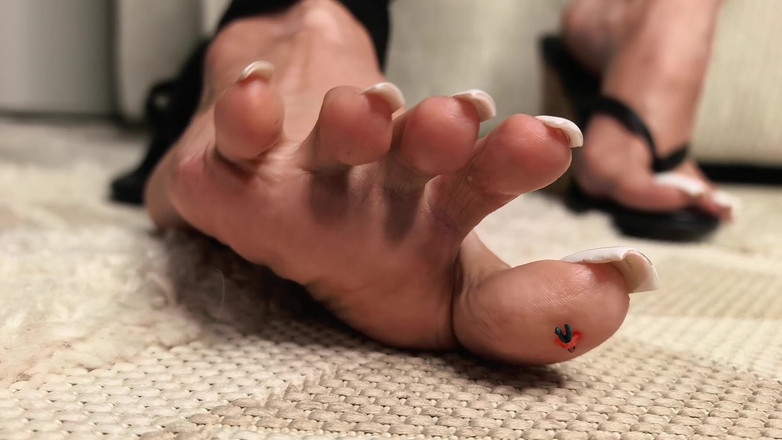 Goddess Lena: 足の指の下に小さな被害者がいる