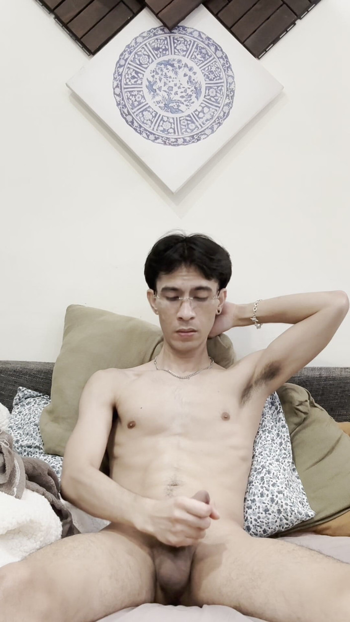 BigMacDriller: Schattige Twink houdt ervan om aan zijn grote lul te...