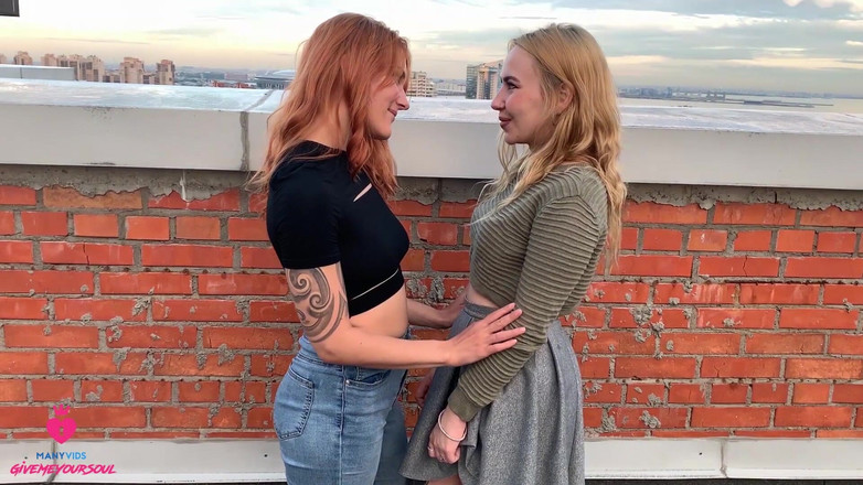 Marshswallow: Sexo lésbico público en el techo