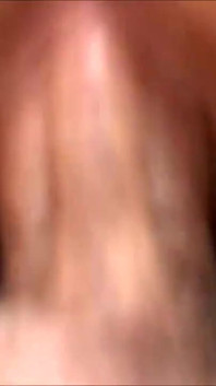Chica peluda amateur obtiene su boca lechada