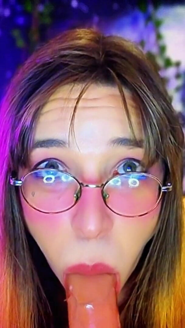 MILF Trans Girl Give the Best Blowjob (Bella Roar)