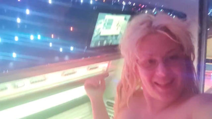 Putarankahotmilf: Striptease y meando en solarium