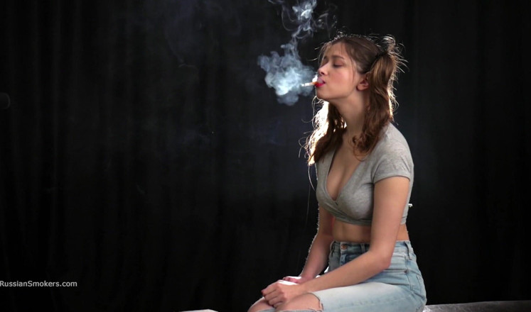 Russian Smokers: Siren Rusia seksi mengusik rokok perlahan