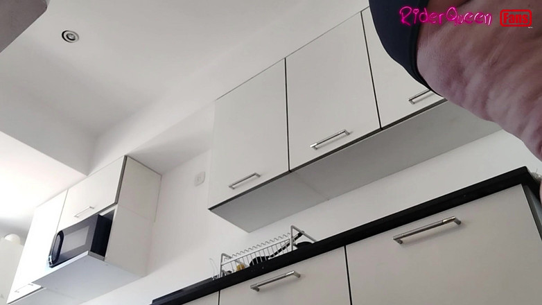 Riderqueen: Sexy bbw macecha, sólo fanoušci ve zpomaleném záběru, v kuchyni...