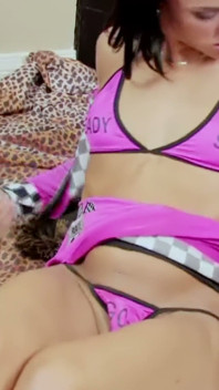 Brunetă pit fată în roz Racing Gear - cu degetul pe pătură Leopard
