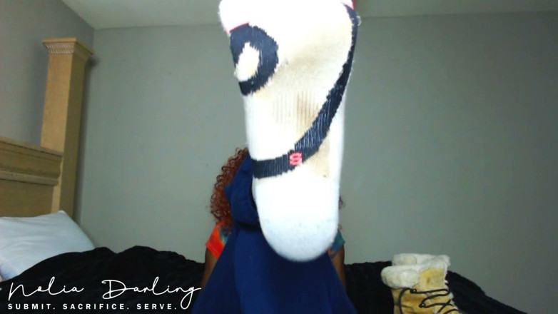 Kneel to Nolia: Adoration des chaussettes reniflentes
