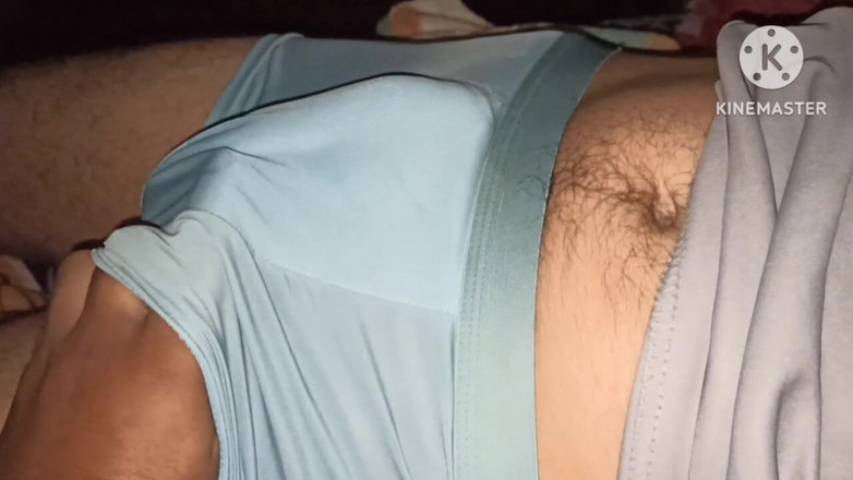 Desi__Panda: Pierwszy raz otwieram bieliznę przyrodniego brata, aby zobaczyć jego duży...