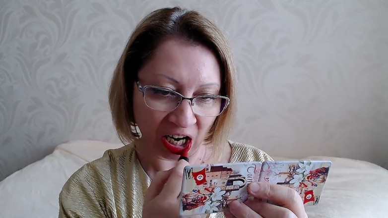 Dream Factory: Applicazione del rossetto rosso