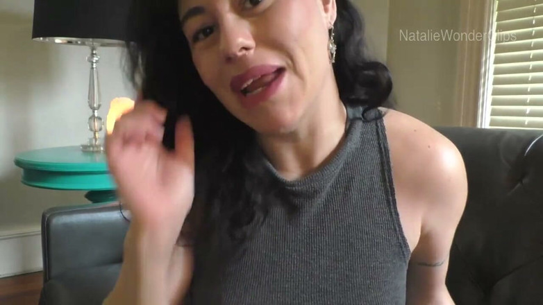 Natalie Wonder: Öva hur man kysser med styvmamma och då låter hon...