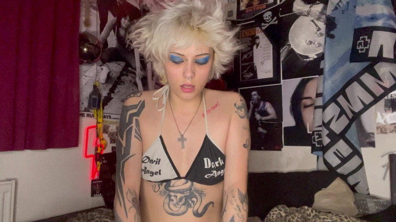 Glitterqueen1999: Posso coccolare con te fratellastro?
