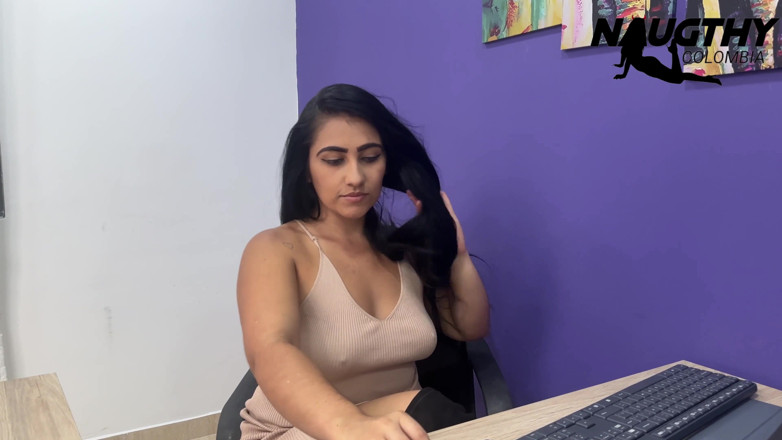 NaughtyColombia: Sekretaris hot lagi asik masturbasi di kantor sambil sendirian