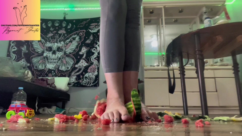 Peppermint Giantess: Saiz 16 buah barefoot crush gergasi kemusnahan
