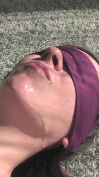 Chica alemana con los ojos vendados es follada y facializada