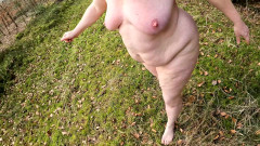 Bouncy Tits Action: 숲속에서 벌거벗은 젖탱이 때리기