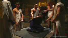 Une déesse nymphomane dévergondée se fait baiser dans un gangbang par le conseil grec !