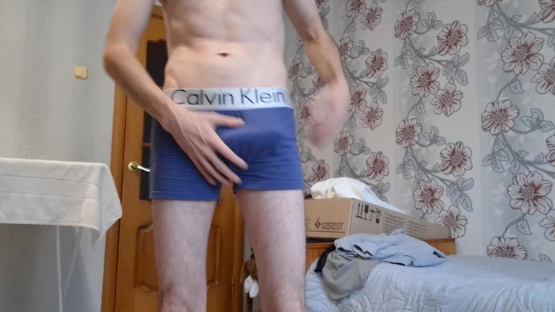 AlexRusFun: Hubený chlap ukazuje jeho čůráka a zadek