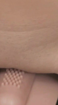 Roxie in biancheria intima in rete e dildo vibrante nella sua figa