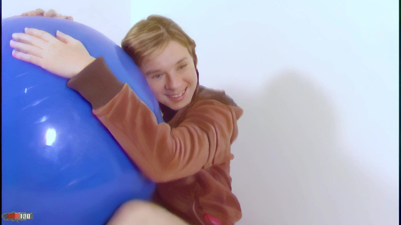 MMM100: Monica-vera: Krásná drobná blondýnka Monica Vera se svléká a je...