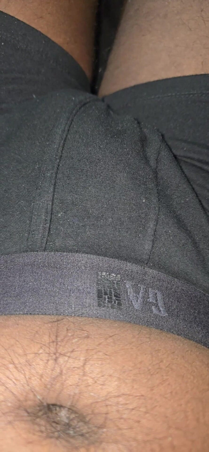 SugaryDare721: Sexy indický kluk masturbuje velký černý pták cum short na bříšku