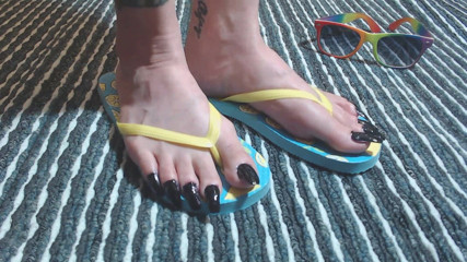 Abby Anna: Chanclas azul limón, uñas super largas