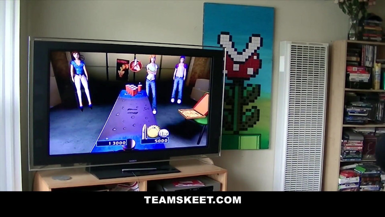 Team Skeet: Il nuovo ragazza fresca Stacie Jaxxx non riesce a spogliarsi...