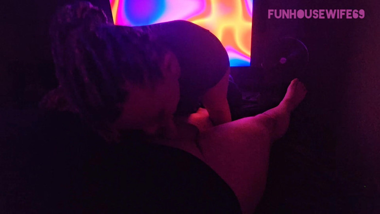 Funhousewife69: Onu emiyor ve sonra yüzümü sikene kadar ters kovboy kıza...