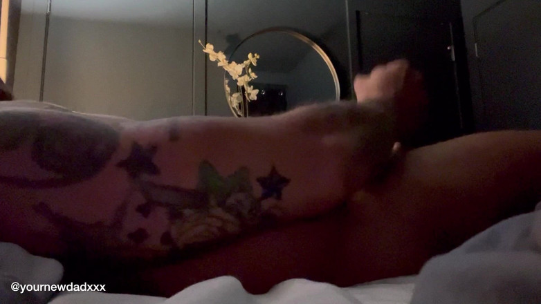 YourNewDadXXX: Mrtvička před spaním
