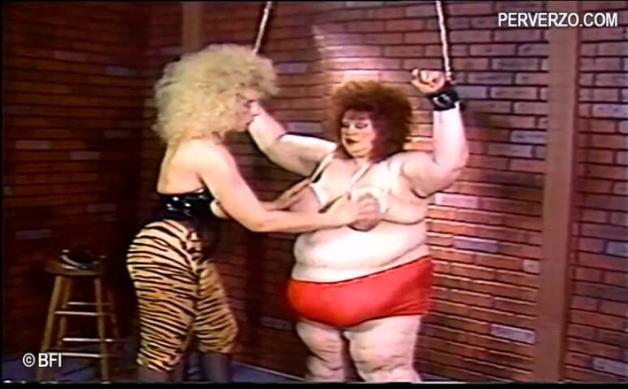 House of lords and mistresses in the spanking zone: Ragazze la schiena grassa viene dominata