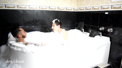 Dreichwe: Playing in the jacuzzi