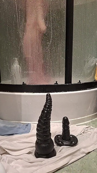 Eu lavo meu dildo e a mim mesmo muito bem