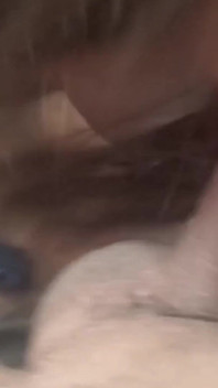 Mon demi-frère m’a invitée à regarder Netflix, mais il me baise seul à la maison, il me fait éjaculer dans le cul