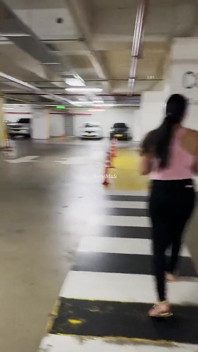 Bu bilinmeyen kıza otoparkta arabasını bulmasına yardım ettim ve bana nasıl teşekkür ettiğini hayal bile edemezsin!