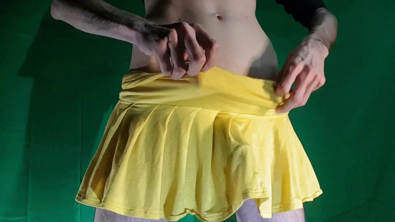 HeIsSooThin: Gonna gialla, senza mutandine