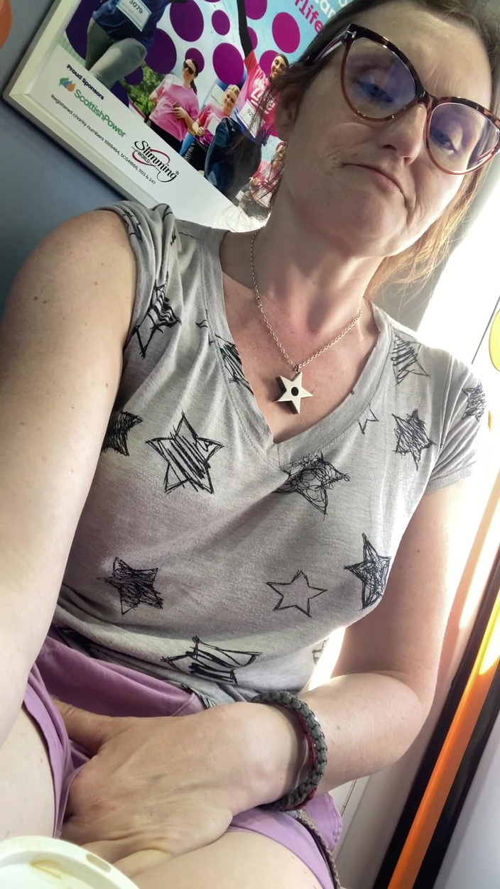 MistressWriggler: Kundička N Pubes Play v dopravě dělá moje prsty vůně úžasně!